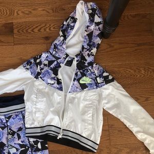 Girls Nike Leggings and Jacket. Please note leggings size S and jacket size M.
